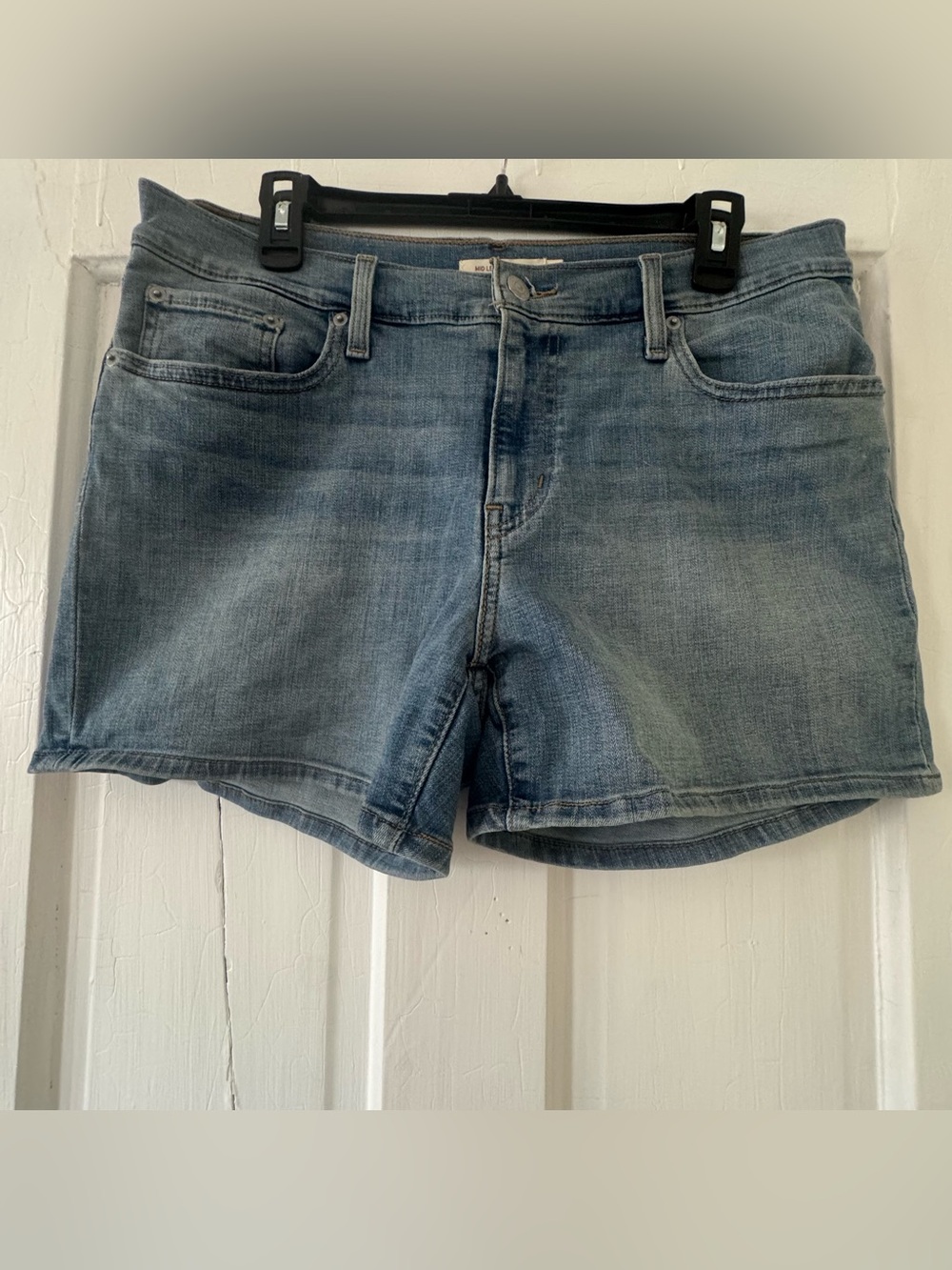 NWOT Levi’s mid length shorts